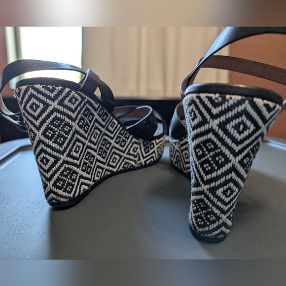 MUDD Wedge Sandals Like New Geometric Design W8 Black/White - Picture 4 of 7